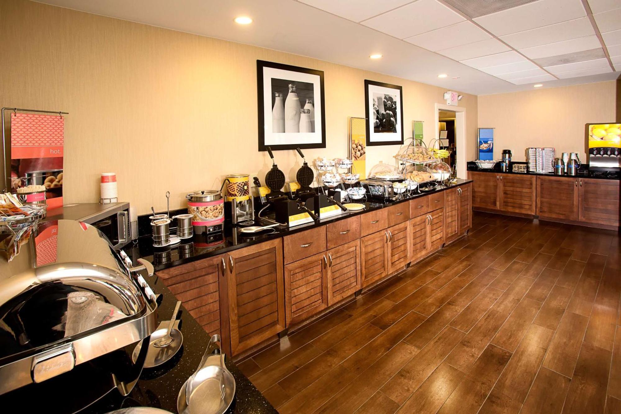 Hampton Inn Морхед Сити Екстериор снимка