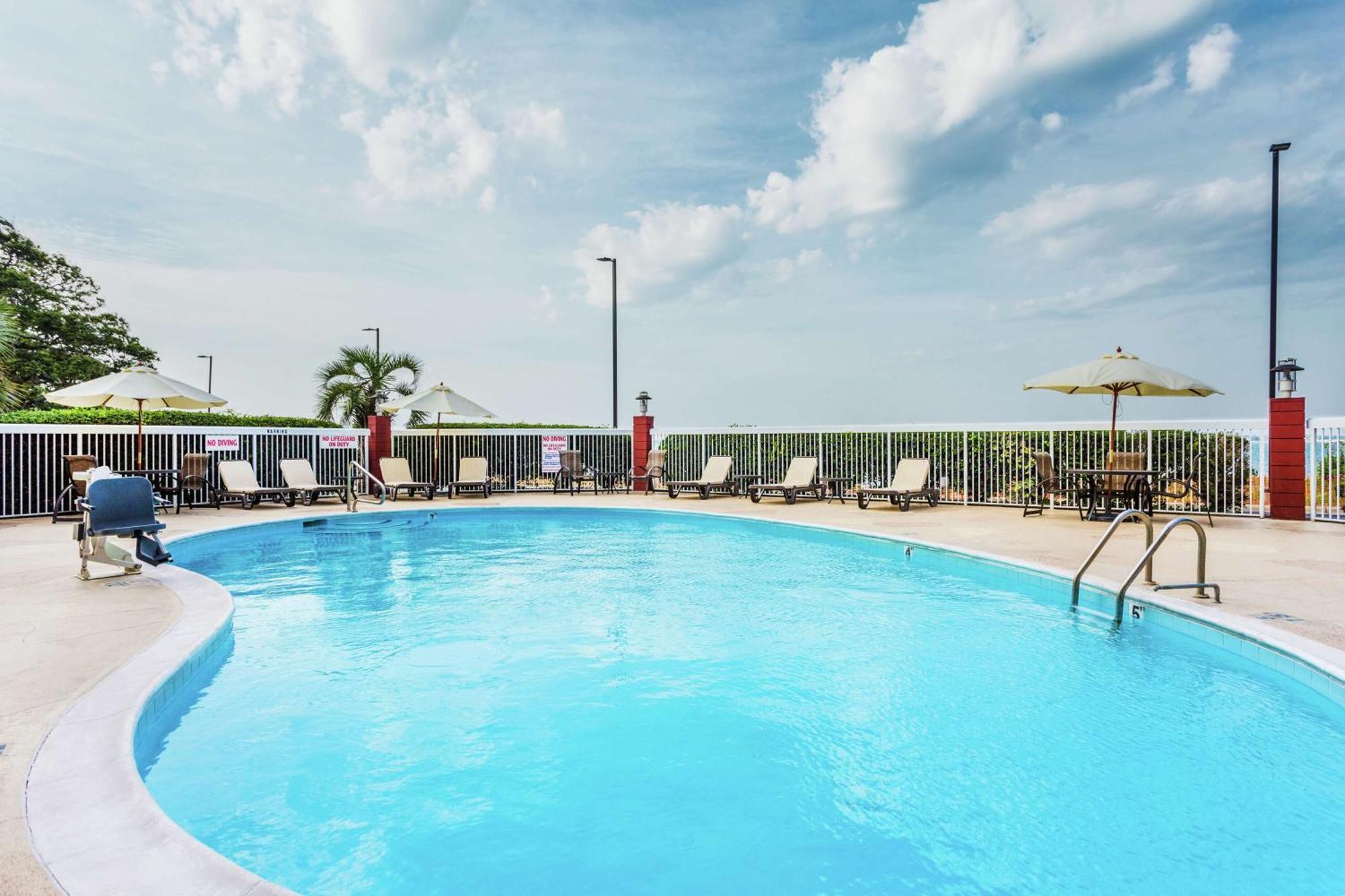 Hampton Inn Морхед Сити Екстериор снимка