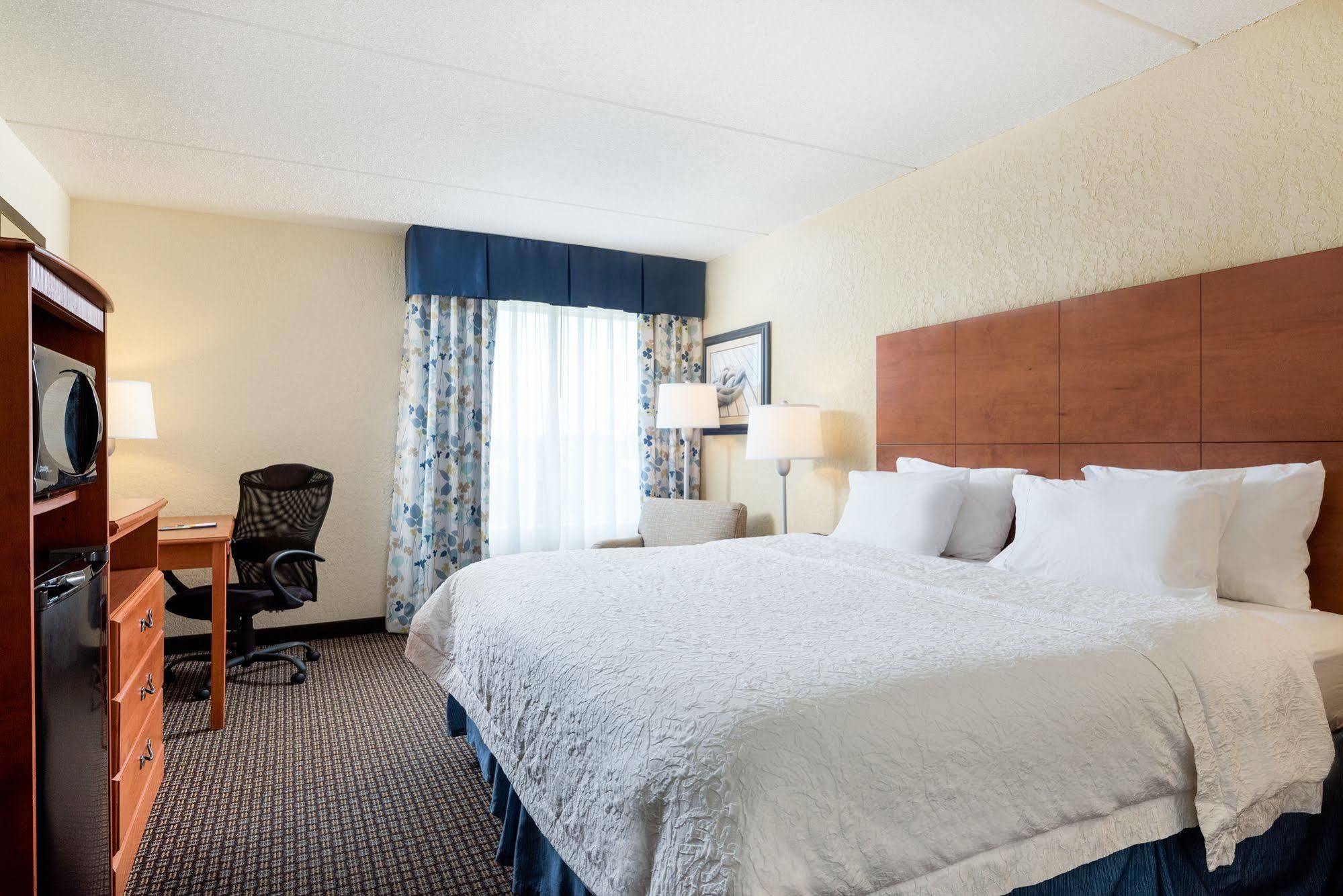 Hampton Inn Морхед Сити Екстериор снимка