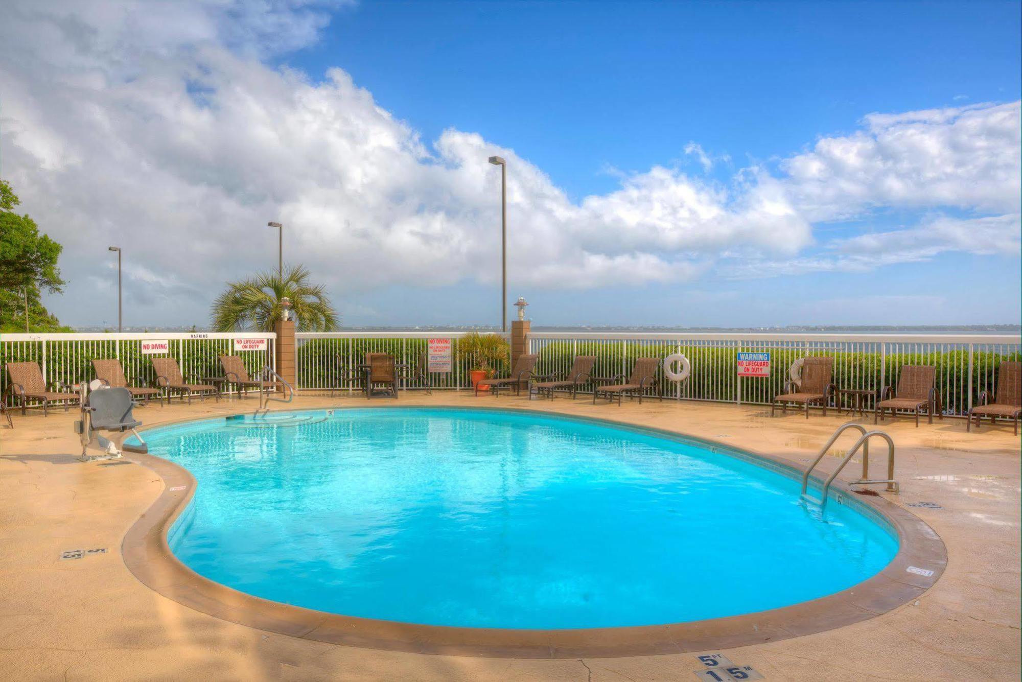 Hampton Inn Морхед Сити Екстериор снимка